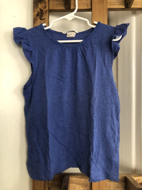 Remera azul con voladitos en manga. HYM. 6 años.