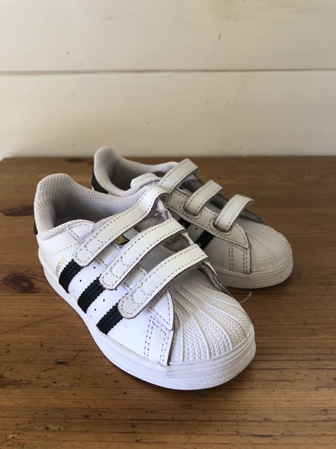 Zapatillas blancas con velcro. ADIDAS. Talle 24.