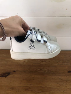 Zapatillas con abrojo blancas.ADNICE. Talle 23. - comprar online