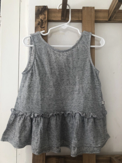Musculosa gris con volados. WANAMA. 6 años.