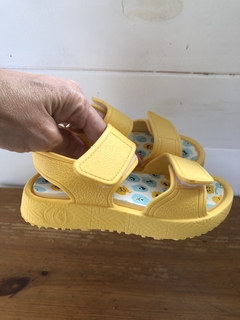 NUEVAS- Sandalias amarillas con velcro. OWOKO. Talle 23/24. - tienda online