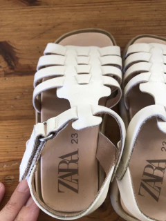 NUEVAS- Sandalias blancas con velcro. ZARA. Talle 23. - Lo Canto • Moda Circular
