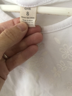 6A | Outlet- Musculosa blanca con flores. CHEEKY. Dice talle 8 perp parece mas 6 años. en internet