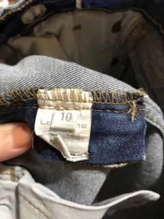 Pollera de jean con flores bordadas. LE UTHE. Dice talle 10 pero es mas chico. Ver medidas cintura. en internet