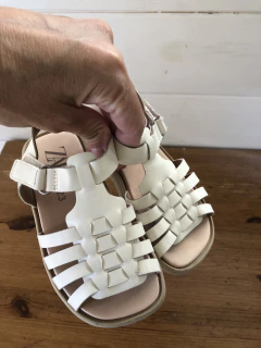 NUEVAS- Sandalias blancas con velcro. ZARA. Talle 23. en internet