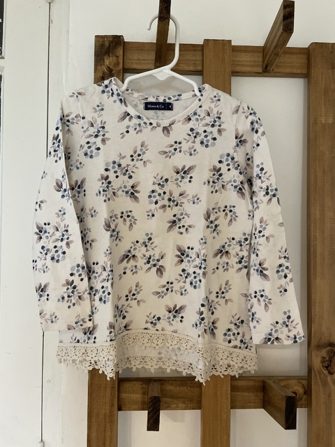 Remera ML blanca con flores. MIMO. 4 años.