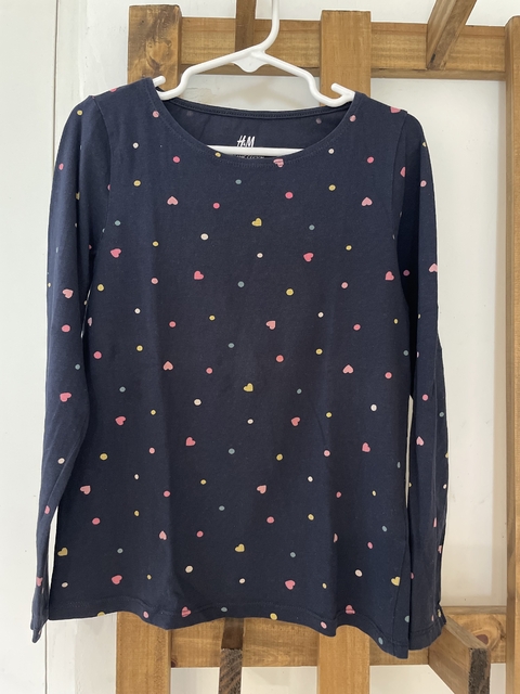 Remera ML azul con corazones. HYM. 6/8 años.