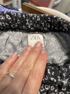 Pollera gris con florecitas blancas. ZARA. Dice 8 pero es para 4 años. - comprar online
