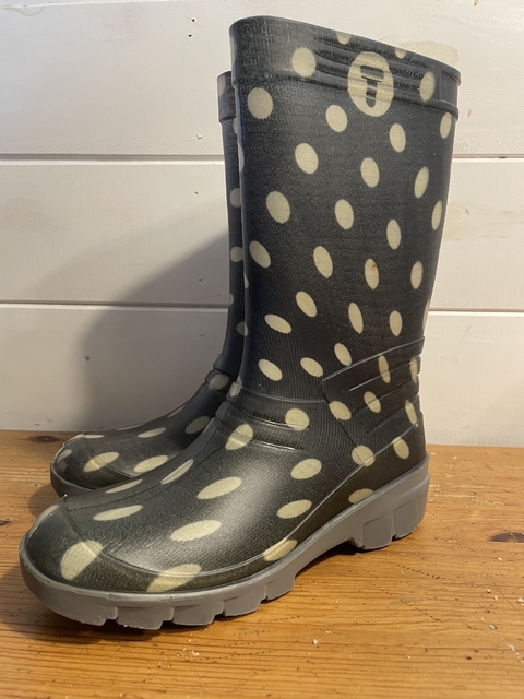 Botas grises con lunares blancos. 31/32.