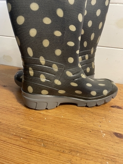 Botas grises con lunares blancos. 31/32. en internet