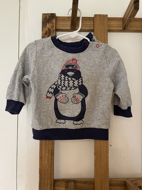 12M | Buzo gris pingüino. CARTERS. 12 meses.