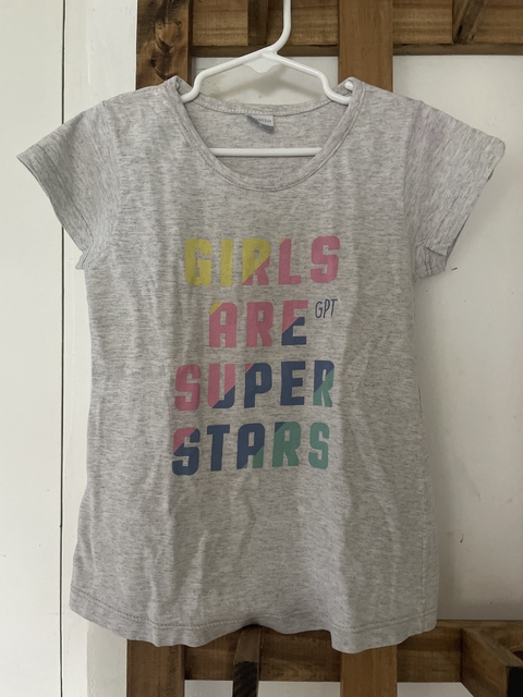 Remera gris MC con letras. GEPETTO. 6 años.