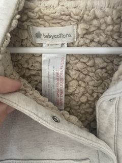 Campera beige de algodón con corderito adentro. BABY COTTONS. 18 meses. en internet