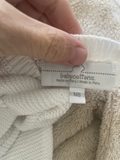 RN | Enterito tejido blanco con pompón. BABY COTTONS. Recién Nacido. en internet
