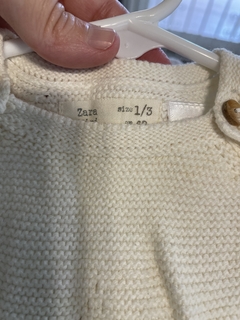 1M | Outlet- Sweater beige con botones madera y estrella. ZARA. 1 mes. - comprar online