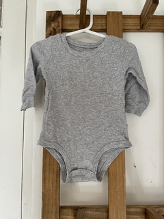 Body gris ML. CARTERS. 9 meses.