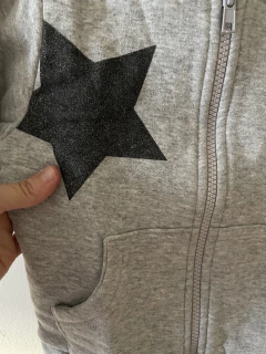 2A | Buzo gris frisado con capucha y cierre gris con. estrellas con brillos. GEPETTO. 2 años. - comprar online