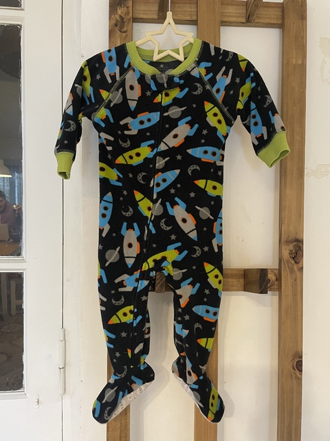 Pijama mircropolar cohetes. CARTERS. 12 meses.