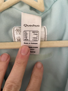 Campera violeta con capucha. QUECHUA. 5 años. en internet