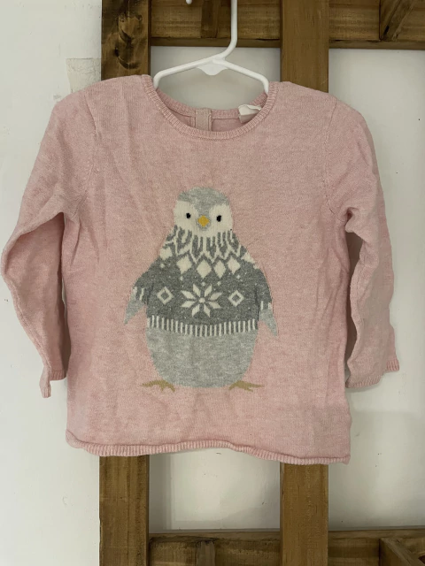 12M | Sweater rosa con pingüino. HYM. 12 meses.