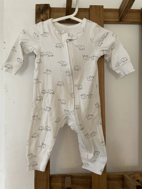 3M | Pijama blanco c/ elefantes y cierre. CARTETS. 3 meses.