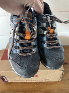 T31 | Zapatillas grises y naranja. ATOMIK. Talle 31. - comprar online