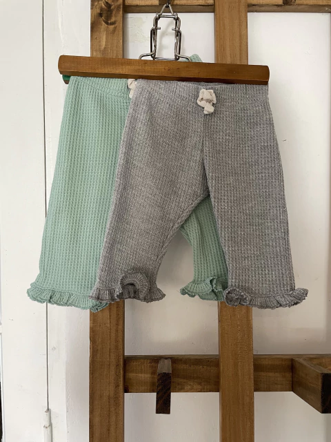 3M | Dos pantalones gris y verde agua pañal de abeja. Mini Ely. 3 meses.