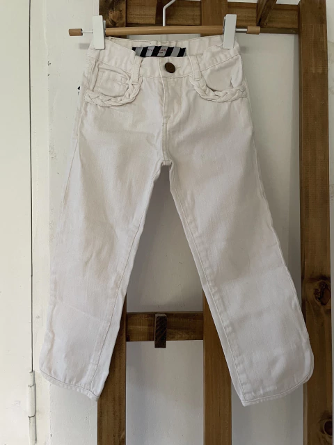 5A | Pantalón Jean blanco con trenza en bolsillo. AKIABARA. 5 años.