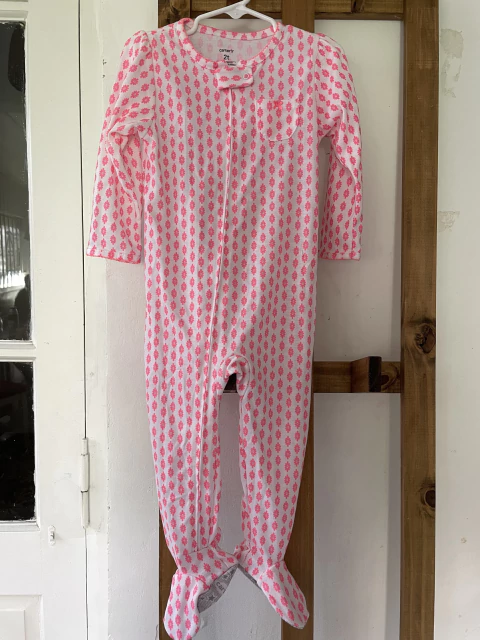 2A | Outlet- Pijama entero algodón finito rosa. CARTERS. 2 años. Tiene un mini ahujerito arriba de la marca. El resto está sin uso.
