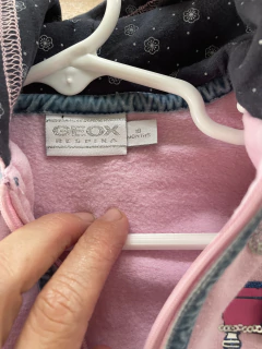 18M | Buzo rosa capucha y lentejuelas. GEOX. 18 meses. en internet