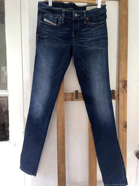 16A | Jean con spandex, tiro bajo. DIÉSEL. 16 años.