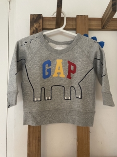 Buzo gris con dino frisado. GAP. 12/ 18 meses. - Lo Canto • Moda Circular