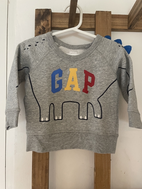 Buzo gris con dino frisado. GAP. 12/ 18 meses.
