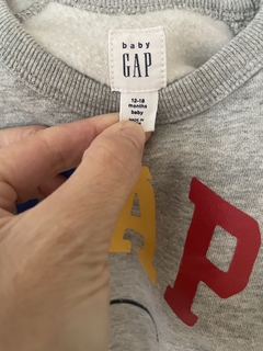 Buzo gris con dino frisado. GAP. 12/ 18 meses. - comprar online