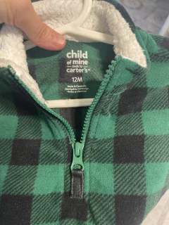 Buzo de polar verde a cuadtos con pinguino. CARTERS . 12 meses. - comprar online