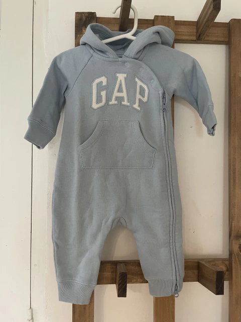Enterito de algodón celeste con cierre frisado adentro GAP. 3 meses.