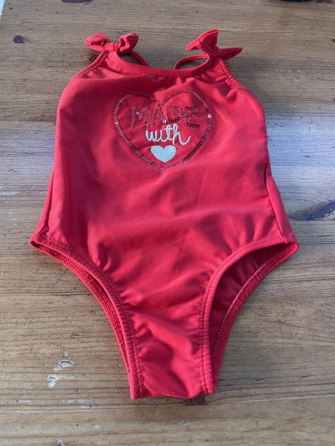 18M | Traje de baño rojo con lentejuelas. GRISINO. Dice 18 meses. Parece 12 meses.