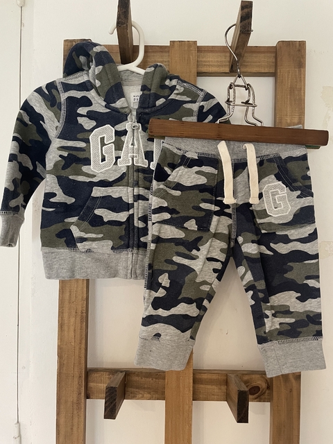 Set- Outlet. Buzo con capucha y cierre + pantalón algodon camuflado. GAP.
