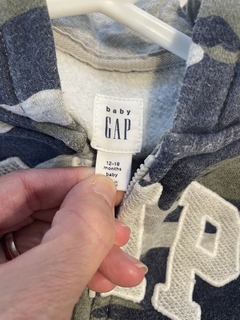 Set- Outlet. Buzo con capucha y cierre + pantalón algodon camuflado. GAP. en internet