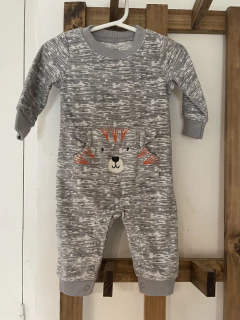 Pijama de polar gris con tigre y bolsillos. CARTERS 3/6 meses. . - comprar online