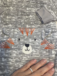 Pijama de polar gris con tigre y bolsillos. CARTERS 3/6 meses. . - Lo Canto • Moda Circular