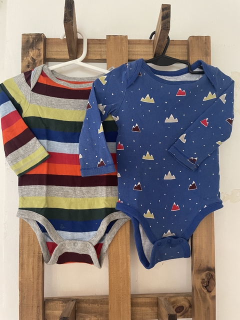 6/12M | Set- Dos bodys ML rayas y azul. GAP. 6/12 meses.