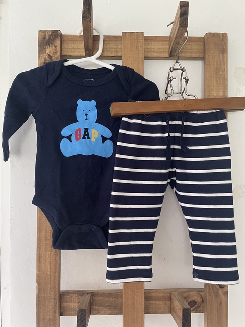 Set- Body ML azul con oso y pantalon de algodón forrado adentro. Suave y calentito. GAP. 3 a 6 meses.