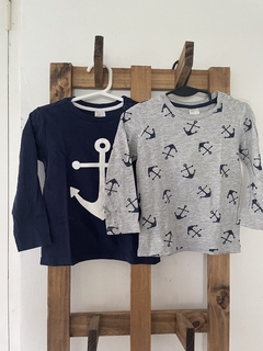 Set- Dos remeras ML azul y gris anclas. CARTERS. 12/18 meses.