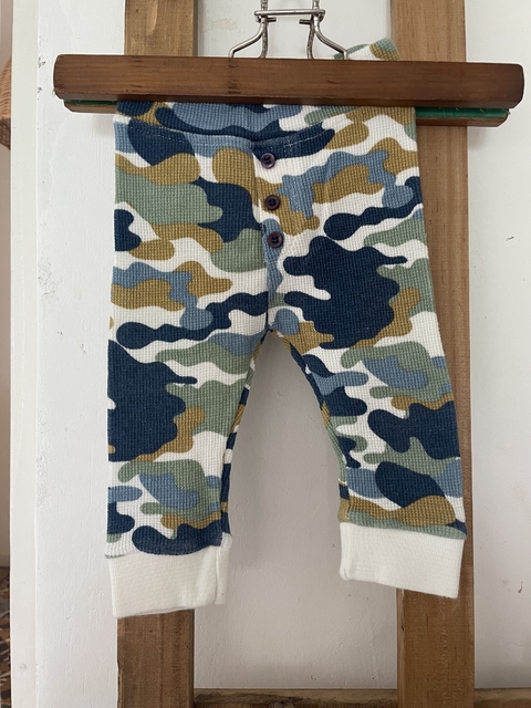 Pantalón camuflado. CHEEKY. 3 meses.