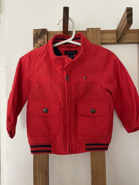 Campera roja. TOMMY. 6/9 meses.