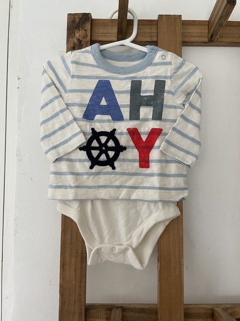 Body con remera blanca a rayas. Es gruesito porque es doble. GAP. 3/ 6 meses.