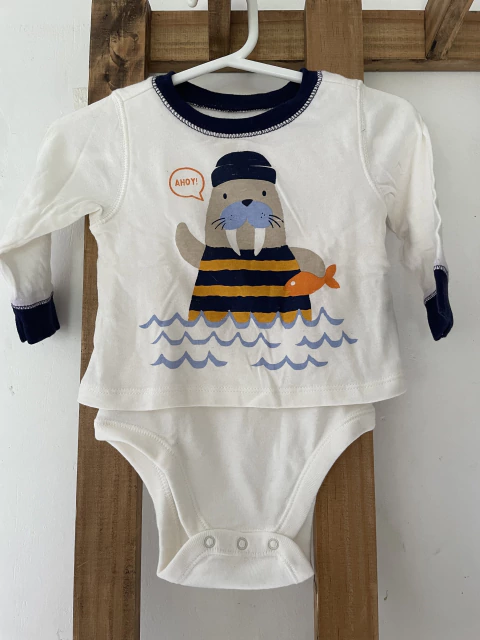 Body blanco ML con foca. Es doble porque tiene remera. OLD NAVY. 3/6 meses.
