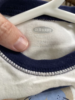 Body blanco ML con foca. Es doble porque tiene remera. OLD NAVY. 3/6 meses. - comprar online