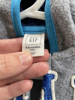 Campera polar gris y azul. GAP. 3/6 meses. en internet